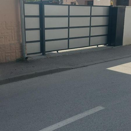 Apartman Espresso Sa Parkingom Sremska Mitrovica Eksteriør billede