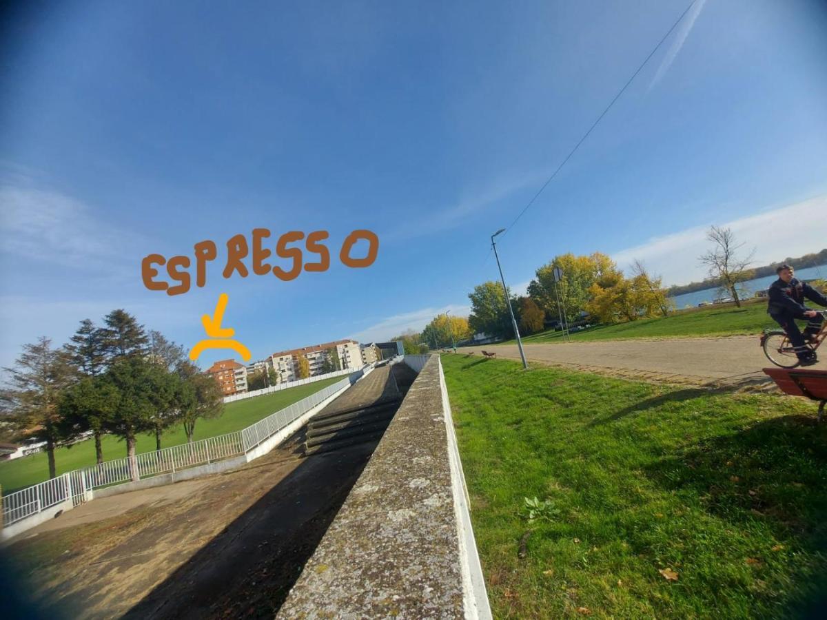 Apartman Espresso Sa Parkingom Sremska Mitrovica Eksteriør billede